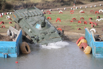 Фотография к новости: Танки грязи не боятся: В Нацгвардии определили лучший экипаж БТР