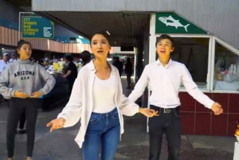 Фотография к новости: Креативным флешмобом на Зелёном рынке поздравили алматинцев с Днём города