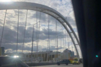Фотография к новости: Шесть кредитов имеет мужчина, забравшийся на мост в Нур-Султане 