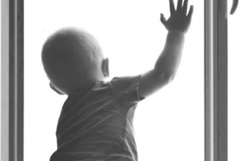 Фотография к новости: Двухлетний ребенок выпал из окна шестого этажа в Павлодаре