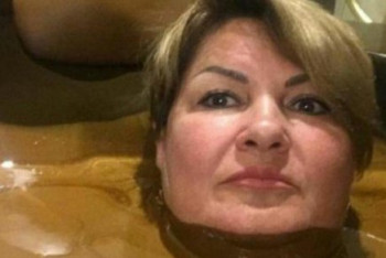 Фотография к новости: Чиновница лишится должности за селфи в "нефтяной" ванне