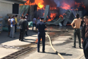 Фотография к новости: Цех горит в Алматы