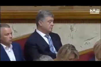 Фотография к новости: "Вдруг война, а я уставший". Петр Порошенко уснул на заседании Рады