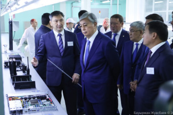 Фотография к новости: Президент РК посетил завод имени Кирова в Петропавловске 