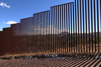 Фотография к новости: Трамп оставил автограф на стене на границе с Мексикой