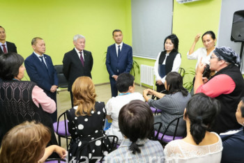 Фотография к новости: Сапарбаев встретился с многодетными матерями в Алматы