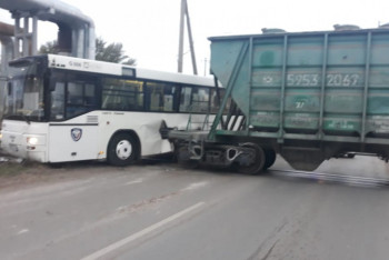 Фотография к новости: Автобус столкнулся с тепловозом в Нур-Султане: водитель не заметил поезд в темноте