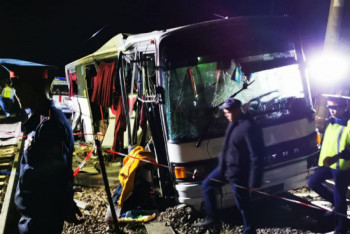 Фотография к новости: Почему попавший в ДТП с поездом автобус не смог съехать с рельс, рассказали в МВД