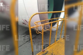 Фотография к новости: В аэропорту Шереметьево тягач столкнулся с двигателем самолета "Эйр Астана" 