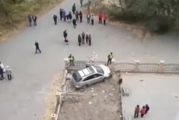 Фотография к новости: Мужчина умер за рулем и врезался в ограждение библиотеки в Усть-Каменогорске