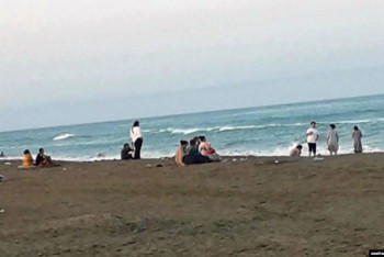 Фотография к новости: Женщинам запретили купаться в бикини и купальниках в Каспийском море