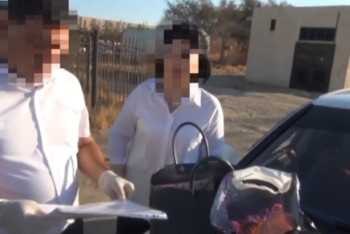 Фотография к новости: Появилось видео задержания чиновницы, которая брала взятки за визы с иностранных компаний