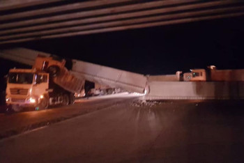 Фотография к новости: Водитель грузовика, на который обрушился мост в Аксу, свою вину не признал