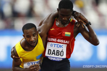 Фотография к новости: Бегун дотащил соперника до финиша на ЧМ по легкой атлетике