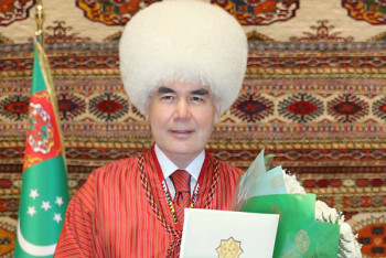 Фотография к новости: Бердымухамедову присвоено почетное звание, которое носит Назарбаев