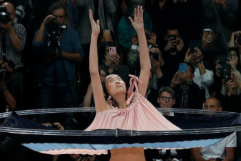 Фотография к новости: Одевались прямо на подиуме: зрителей впечатлило дефиле на Paris Fashion Week