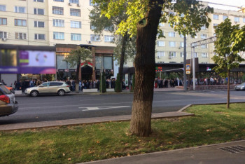 Фотография к новости: Алматинцы продают места в очереди за новым iPhone за 130 тысяч тенге