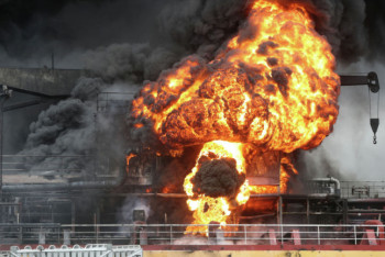 Фотография к новости: Момент взрыва на судне с нефтью в Южной Корее попал на видео