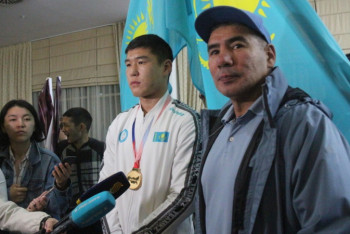 Фотография к новости: В Актау встретили чемпиона мира Бекзата Нурдаулетова и его тренера