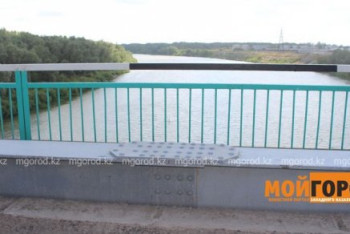 Фотография к новости: В Уральске спрыгнувшую с моста беременную женщину поймал полицейский