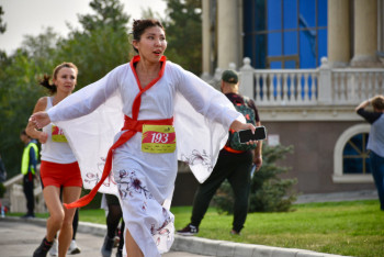 Фотография к новости: Удивили не только результатами, но и нарядами: женский забег прошел в Алматы