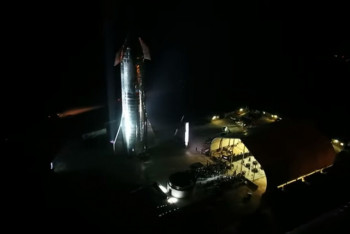 Фотография к новости: SpaceX показала корабль для полетов на Луну и Марс