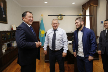 Фотография к новости: Отец Хабиба Нурмагомедова рассказал Нурлану Ногаеву секрет сына в больших боях