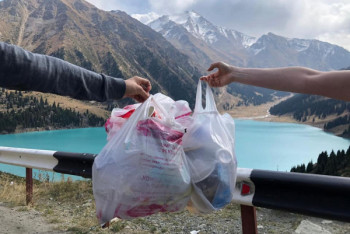 Фотография к новости: Супругам из Шотландии вместо отдыха пришлось убирать мусор в горах Алматы 