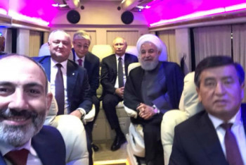 Фотография к новости: Пашинян сделал селфи с Токаевым и другими президентами в автобусе