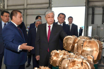 Фотография к новости: Глава государства посетил ТОО «Жигермунайсервис» в Атырауской области