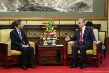 Фотография к новости: Токаев встретился с членом Политбюро ЦК КПК Ян Цзечи