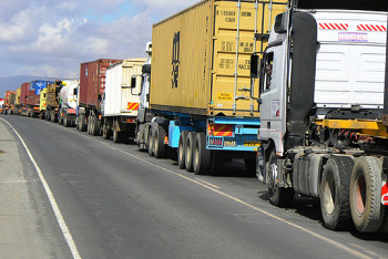 Фотография к новости: Огромную пробку из фур на трассе Уральск - Самара обсуждают в сети
