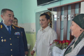 Фотография к новости: Награждены пожарные и полицейские за героизм при спасении людей в Туркестане