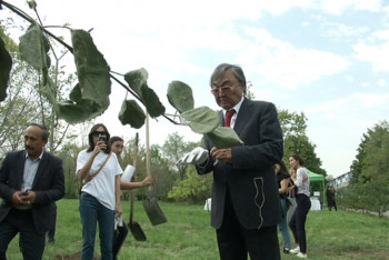 Фотография к новости: Яблоневую аллею в честь Олжаса Сулейменова открыли в Алматы