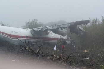 Фотография к новости: Возле аэропорта "Львов" аварийно сел Ан-12, пятеро человек погибли