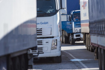 Фотография к новости: Более 100 фур скопилось на казахстанско-кыргызской границе 