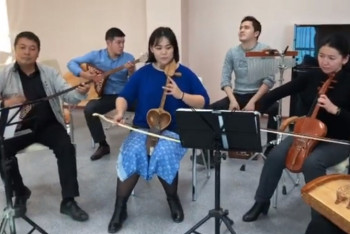 Фотография к новости: Крутой пришел в восторг, услышав "Любовь уставших лебедей" на казахских инструментах