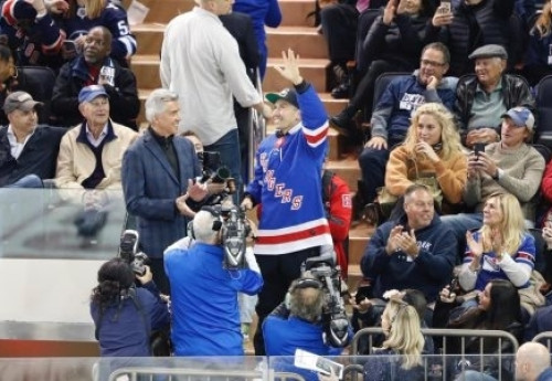 Фотография к новости: Головкин под овации появился на хоккейном матче