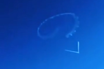 Фотография к новости: Воздушное поздравление Путину появилось в небе над Лос-Анжелесом