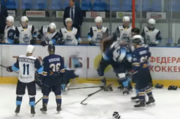 Фотография к новости: Ледовое побоище устроили  хоккеисты Казахстана и России в Усть-Каменогорске