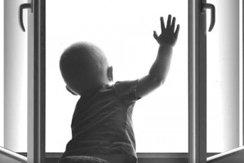 Фотография к новости: Три ребенка выпали из окон в Нур-Султане