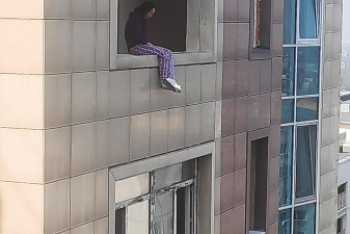 Фотография к новости: Как спасли молодую маму от суицида в Алматы - появилось видео с жетона полицейского 