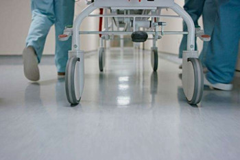 Фотография к новости: Охранники больницы вывезли и оставили на улице больного пациента в Уральске