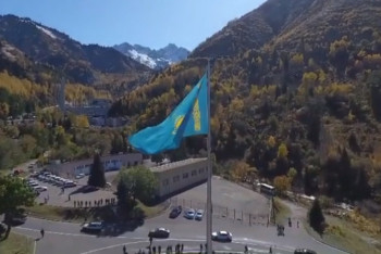 Фотография к новости: Байбек объяснил, почему самый большой в Алматы флаг установили на Медеу