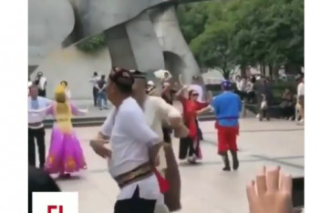 Фотография к новости: "Китайцы пляшут под казахскую музыку прямо в центре Шанхая" - видео обсуждают в сети