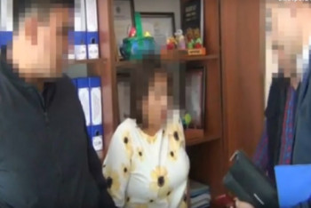 Фотография к новости: Взятку в рабочей тетради обнаружили у заведующей детсадом в Туркестанской области