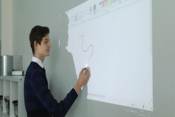 Фотография к новости: Дешевый аналог интерактивной доски придумал костанайский школьник