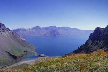 Фотография к новости: Ким Чен Ын поднялся на вершину горы Пэктусан верхом на белом коне