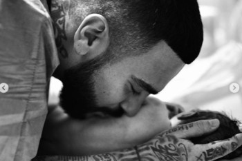 Фотография к новости: Тимати показал фото новорожденного сына