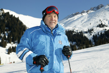 Фотография к новости: Назарбаев прошел с шагомером больше 4 километров, гуляя по Каспийскому побережью